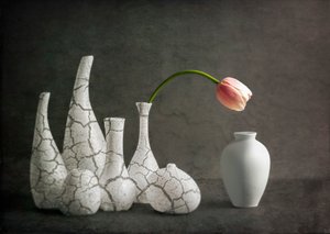 ピンクのチューリップが入ったひび割れた花瓶 作： John-Mei Zhong