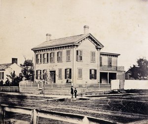 マサチューセッツ州スプリングフィールドの自宅の前でポーズをとるエイブラハム・リンカーン（1860年代～1870年代頃）（アルビネン・プリント