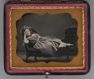 寝椅子に寄りかかる少女の無題の肖像画、1855年。