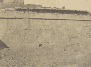 エドフ、囲い壁の東側ファサードの彫刻と碑文 作： John Beasly Greene