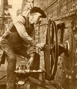 「ライナーの側面にポートホールを切断する空気圧リベッター」、c1930。 作： John Brown and Company