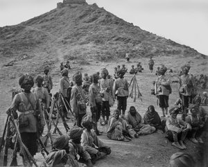 1878年から79年にかけて、Khurd Khyberで第45ネイティブ歩兵の護衛を伴ったバスソールからの囚人の停止 作： John Burke
