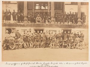 シャーシュジャ宮殿の広場で撮影された、ガフ准将の旅団と将校、1880年 作： John Burke