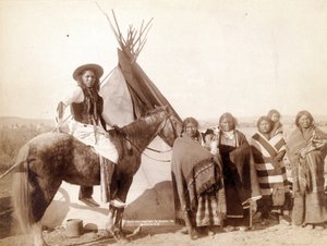 1891年のティーピーでのラコタインディアン女性