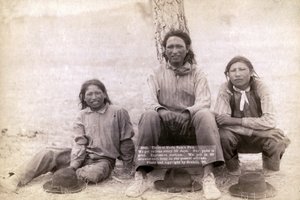 1891年に洋服を着た3人のラコタの10代の少年