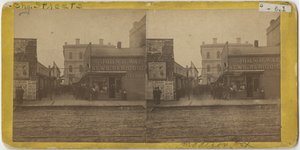 1869年に郵便局を背景にしたシカゴのマディソンストリートにあるジョンR.ウォルシュ定期刊行物店の様子 作： John Carbutt