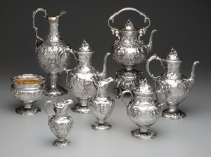 スタンドの湯沸かし器、コーヒーポット、チョコレートポット、建水、シュガーボウル、ミルクジャグ、クリームジャグと水差し、1851年頃（銀と象牙） 作： John Chandler Moore