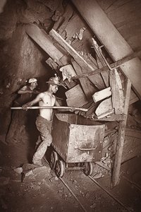 ドルコース鉱山の 412 番地にある製粉所、「Mongst mines and miners, or Underground Scenes by Flash-Light」（J.C. Burrows と William Thomas 作）の挿絵、パブ。 1893年（セピア写真）