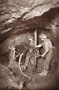 J.C. Burrows と William Thomas による「Mongst mines and miners, or Underground Scenes by Flash-Light」の挿絵、イースト プール鉱山、パブ。 1893年（セピア写真） 作： John Charles Burrow
