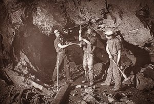 J.C. Burrows と William Thomas による「Mongst mines and miners, or Underground Scenes by Flash-Light」の挿絵、East Pool Mine の上部のボーリング、パブ。 1893年（セピア写真） 作： John Charles Burrow