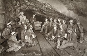 「Croust time」、East Pool mine、J.C. Burrows と William Thomas による「Mongst mines and miners, or Underground Scenes by Flash-Light」のイラスト、パブ。 1893年（セピア写真）