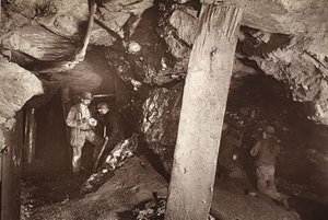 ヒーブ、西向き、ブルー ヒルズ鉱山、J.C. バロウズとウィリアム トーマスによる「Mongst mines and miners, or Underground Scenes by Flash-Light」のイラスト、パブ。 1893年（セピア写真） 作： John Charles Burrow