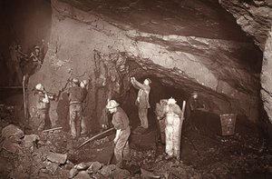 J.C.バロウズとウィリアム・トーマスによる「Amongst mines and miners, or Underground Scenes by Flash-Light」の挿絵、イーストプール鉱山の70番地に立ち寄る。 1893年（セピア写真） 作： John Charles Burrow
