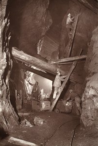 イースト プール鉱山の 180 号、「Mongst mines and miners, or Underground Scenes by Flash-Light」（J.C. Burrows と William Thomas 著）のイラスト、パブ。 1893年（セピア写真）