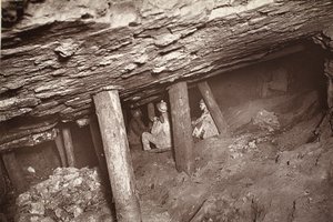 The 66, Blue Hills mine, イラスト「Mongst mines and miners, or Underground Scenes by Flash-Light」 by J.C. Burrows and William Thomas, pub. 1893年（セピア写真） 作： John Charles Burrow