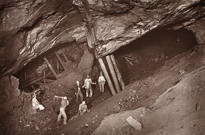 70 トラム道路、イースト プール鉱山、J.C. バロウズとウィリアム トーマスによる「Mongst mines and miners, or Underground Scenes by Flash-Light」のイラスト、パブ。 1893年（セピア写真）