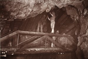 ブリッジ、イースト プール鉱山、J.C. バロウズとウィリアム トーマスによる「Mongst mines and miners, or Underground Scenes by Flash-Light」のイラスト、パブ。 1893年（セピア写真）