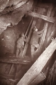 クックズ キッチン鉱山のマン エンジン、「Mongst mines and miners, or Underground Scenes by Flash-Light」の挿絵、J.C. バロウズとウィリアム トーマス、パブ。 1893年（セピア写真）