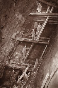 Dolcoath Mine のマン エンジン、J.C. Burrows と William Thomas による「Mongst mines and miners, or Underground Scenes by Flash-Light」のイラスト、パブ。 1893年（セピア写真） 作： John Charles Burrow
