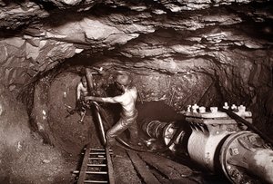 クックのキッチン エンジン シャフトの下部、「Mongst mines and miners, or Underground Scenes by Flash-Light」（J.C. バロウズとウィリアム トーマス、パブ）のイラスト。 1893年（セピア写真）