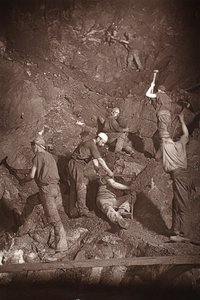 Underhand Stoping、East Pool mine、J.C. Burrows と William Thomas による「Mongst mines and miners, or Underground Scenes by Flash-Light」のイラスト、パブ。 1893年（セピア写真） 作： John Charles Burrow