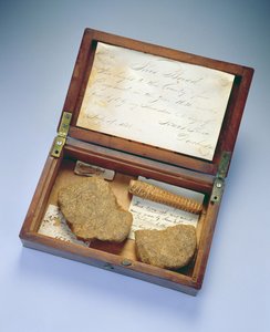 マサチューセッツ州ドーチェスター出身の遺物箱、1835年（マホガニー＆バーチ） 作： John Clapp