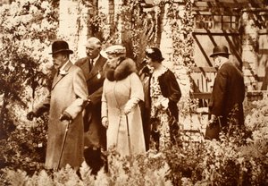 1930年代のチェルシーフラワーショーでのキングジョージとクイーンメアリー 作： John Hill