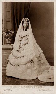 デンマークのアレクサンドラ王女が、プリンス・オブ・ウェールズ（後のエドワード7世）との結婚時に着用したウェディングドレス