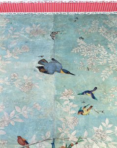 The Birds of America」から切り取ったベルテッド・カワセミを、手描きの中国製壁紙に貼り付けた（コラージュ）。 作： John James Audubon
