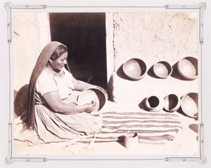 陶器を磨く女性 作： John K. Hillers