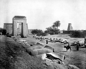 スフィンクスの道、カルナック、エジプト、1893年。 作： John L. Stoddard