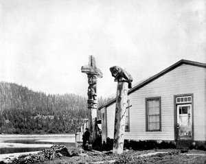 トーテムポール、アラスカ、米国、1893年。 作： John L. Stoddard