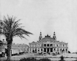 1863年にシャルル・ガルニエによって建設されたモンテカルロのカジノ（モノクロ写真