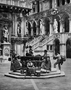 イタリア・ヴェネツィアのドゥカーレ宮殿の中庭 1890年頃 ジョン・ローソン・ストッダード（1850年 1931年）による撮影 シカゴの旅行者・会議者 教育出版（モノクロ写真 作： John Lawson Stoddard