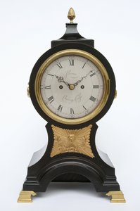 バルーンクロック、1760年頃（真鍮、エボニー仕上げのフルーツウッド 作： John Leroux