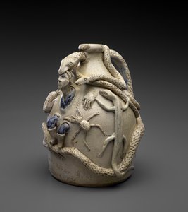 節制の水差し、c.1870-72（コバルトとスリップ装飾が施された塩釉の石器） 作： John Lewis Stone