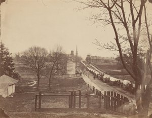 1865 年 4 月、バージニア州ピーターズバーグに進入する軍用貨車の列車。