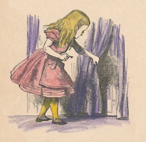 カーテンの後ろの小さなドアを見ているアリス、1889年 作： John Tenniel