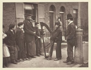 ハリアンストリートミュージシャン、1881年。 作： John Thomson