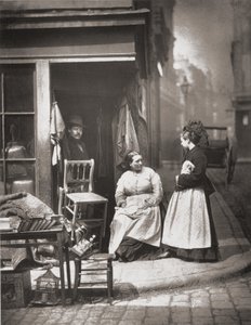 J.トムソンとアドルフ・スミスによる「ロンドンのストリート・ライフ」より、古い家具。 作： John Thomson