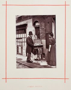 ストリート・ドクターズ、1877年。 作： John Thomson