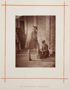 The Independent Shoe-Black、1877 年。 作： John Thomson