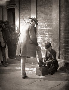 独立した靴の黒、J.トムソンとアドルフ・スミスの「ロンドンのストリート・ライフ」より 作： John Thomson