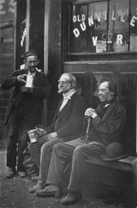 J.トムソンとアドルフ・スミスの「ロンドンのストリート・ライフ」から「ウォール・ワーカー」。 作： John Thomson