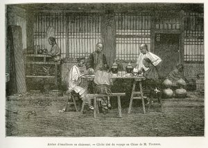 ペキンの七宝工房の職人たち。1873年にT.Chutzeが北京と中国北部への旅を説明するために撮影したM.Thomsonの写真をもとにしたエングレーヴィングで、1876年にEdouard Chartonが編集した「Le tour du monde」に掲載されています（アシェット版）。 作： John Thomson