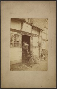 [開け放たれた戸口のマグカップで酒を飲む座った男] 作： John Whistler