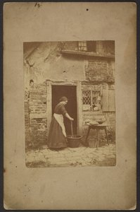 [Woman in doorway] 作： John Whistler
