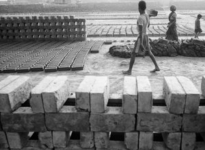 インド、コルカタのレンガ工場、2016年（写真）