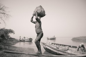 2017年、インド・コルカタのレンガ工場（写真）