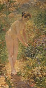 庭に立っている女性のヌード。 1900年頃